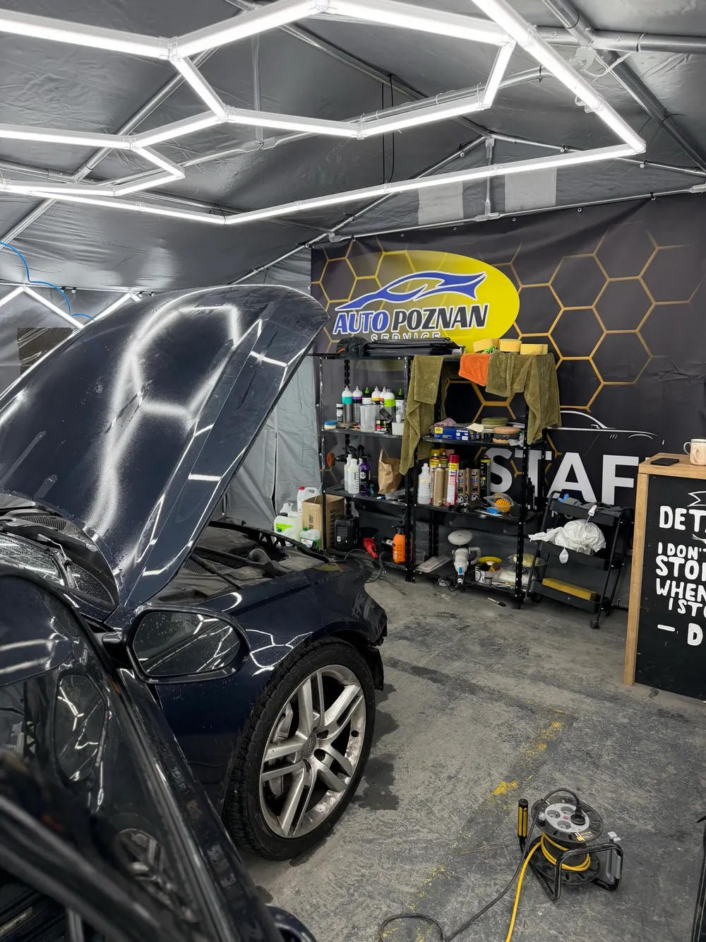 Studio Detailing Auto Poznań w Luboniu z heksagonalnym oświetleniem LED