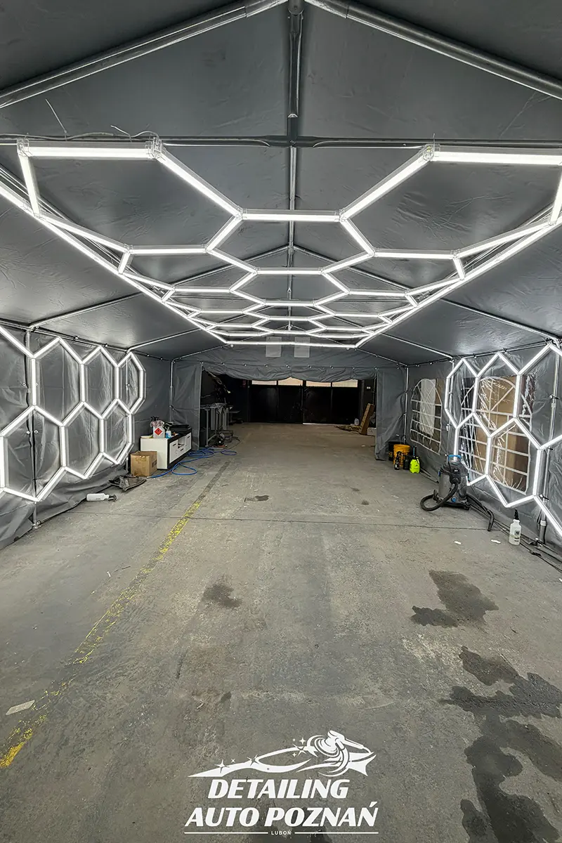 Heksagonalne oświetlenie LED do inspekcji lakieru w studiu detailingu w Luboniu