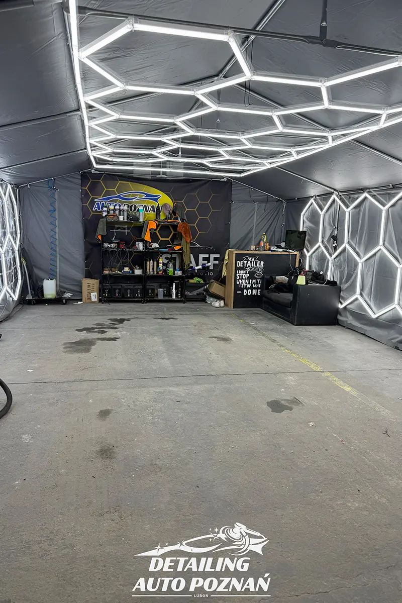 Strefa przygotowania i chemia detailingowa w studiu Detailing Auto Poznań