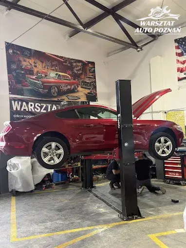 Ford Mustang na podnośniku podczas naprawy mechanicznej w Luboniu