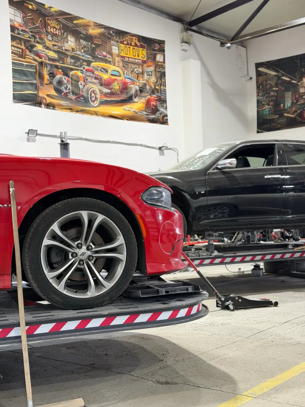 Dodge Charger na ramie do napraw powypadkowych w warsztacie Auto Poznań