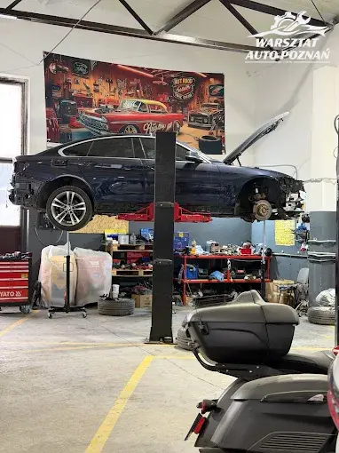 BMW na podnośniku w warsztacie samochodowym Auto Poznań w Luboniu